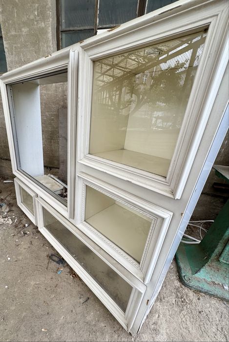 Debowa gablota przeszklona  ekspozycja wystawa podswietlana