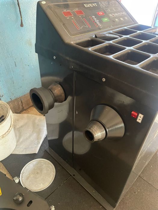 Обладнання для шиномонтажу станок монтажний та балансувальний