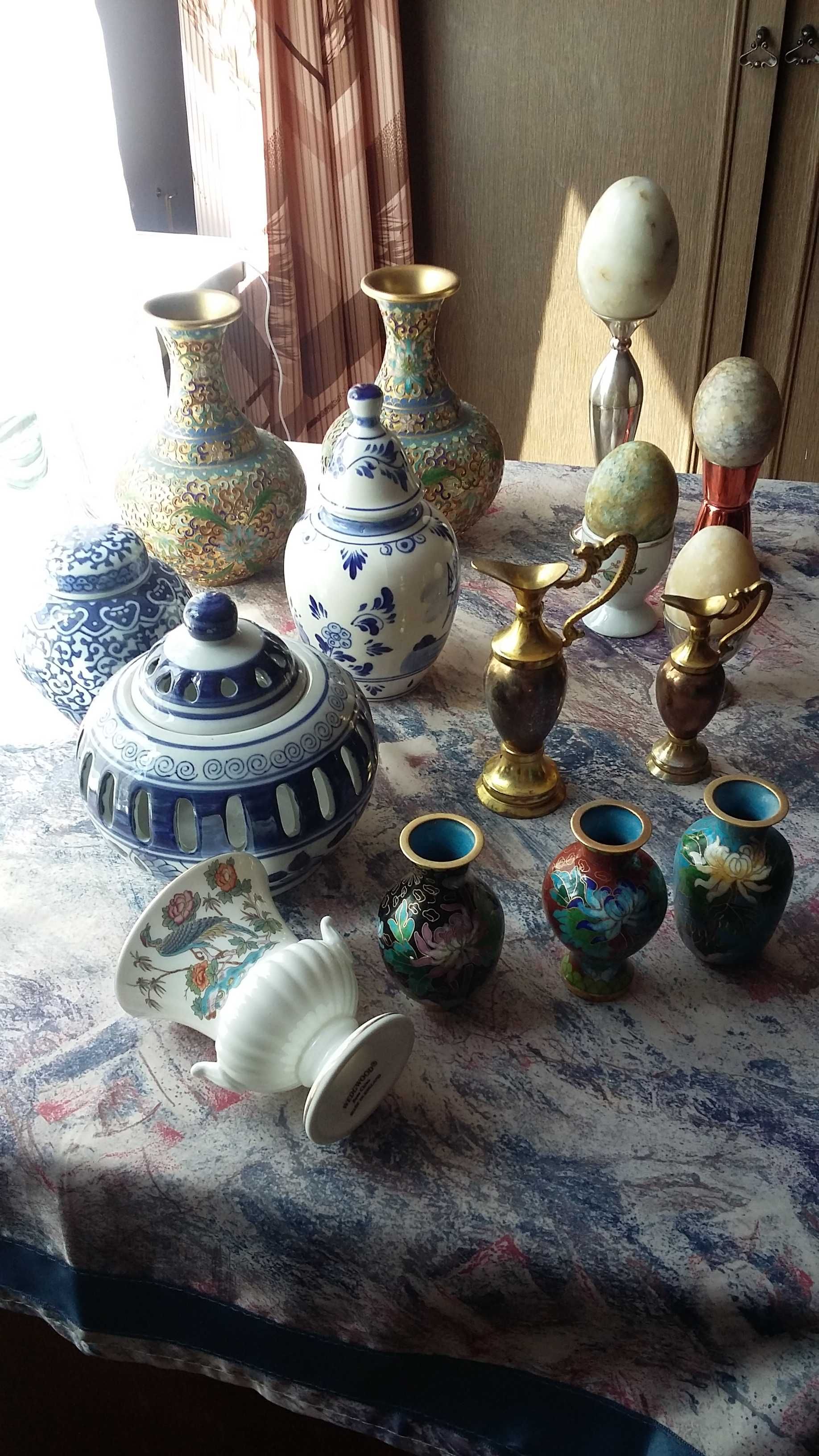 Различные сувениры из металла ,керамики и камня.