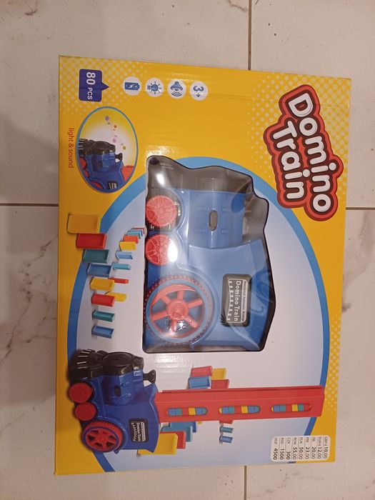 Domino Train, Pociąg domino, jedzie i układa klocki