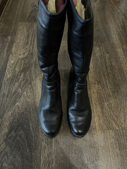 Продам, жіночі чоботи  чорні на хутру.