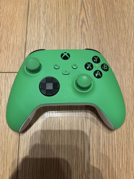 Konsola XBOX Series s + dwa pady + ładowarka do akumulatorków