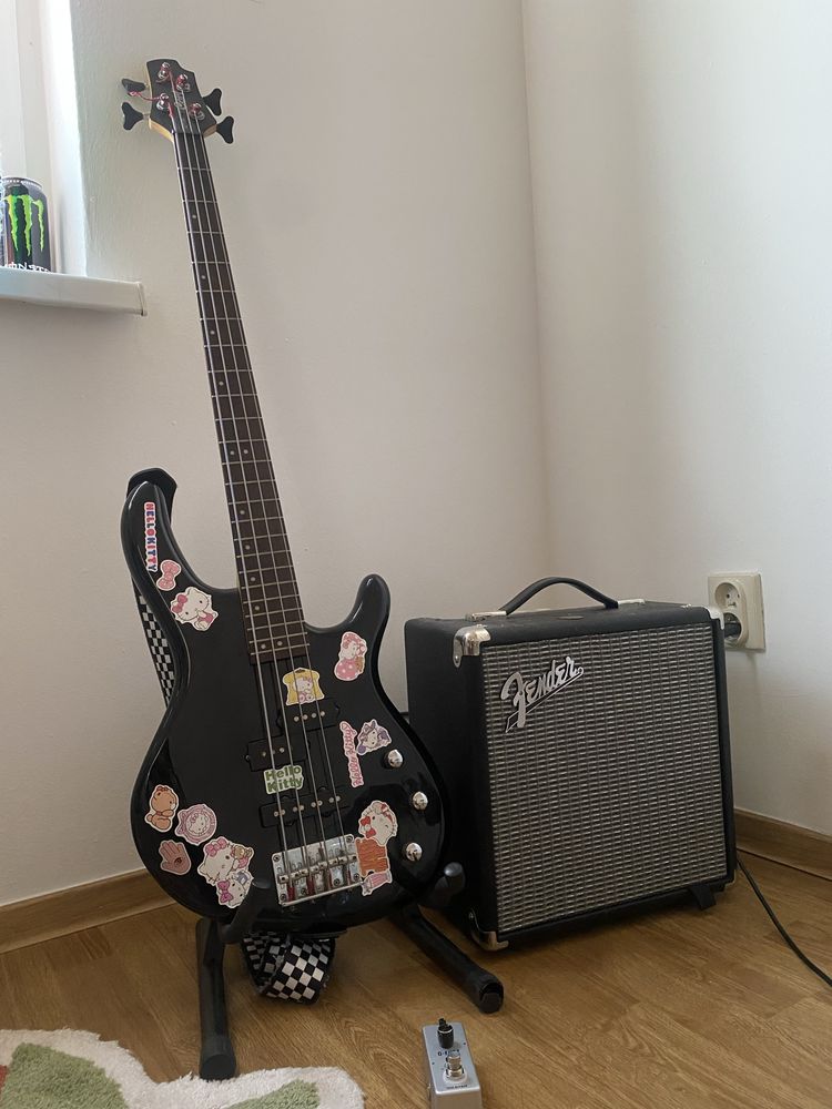 Sprzedam zestaw gitara Basowa Cort wzmacniacz Fender Pedal G-fuzz