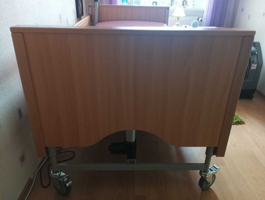 Łóżko rehabilitacyjne elektryczne w stanie idealnym .