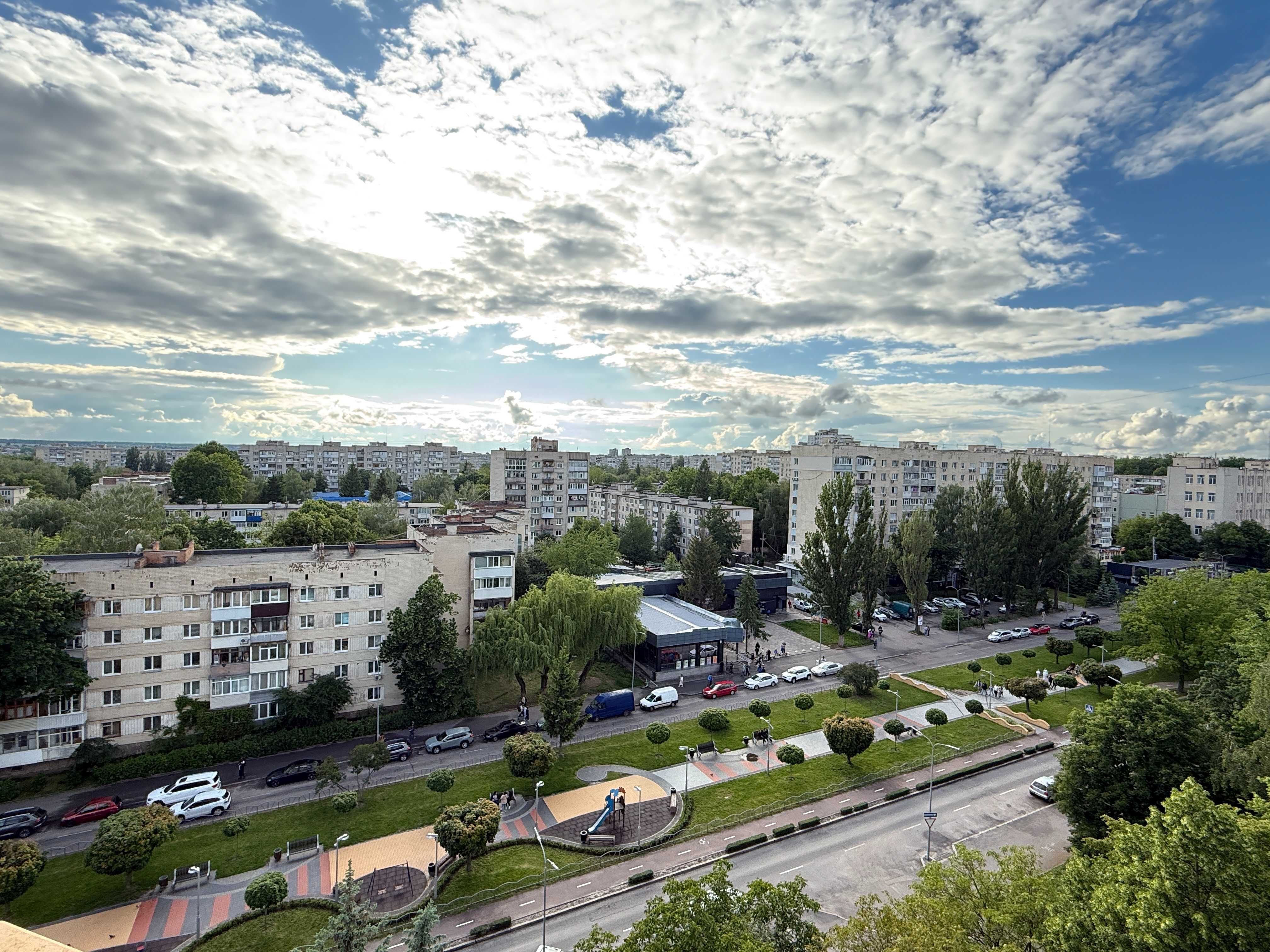 Продаж 2к квартира на Космонавтів з панорамою на всю Вишеньку