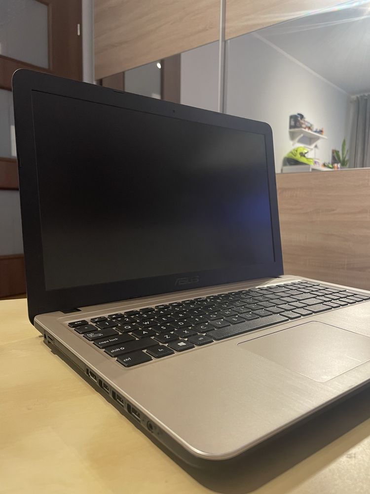 Laptop Asus R540U