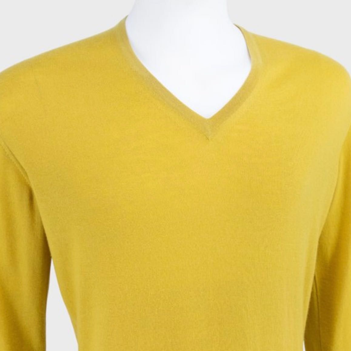 Loro Piana - Camisola 100% caxemira, gola em V, Cor amarela, tamanho M