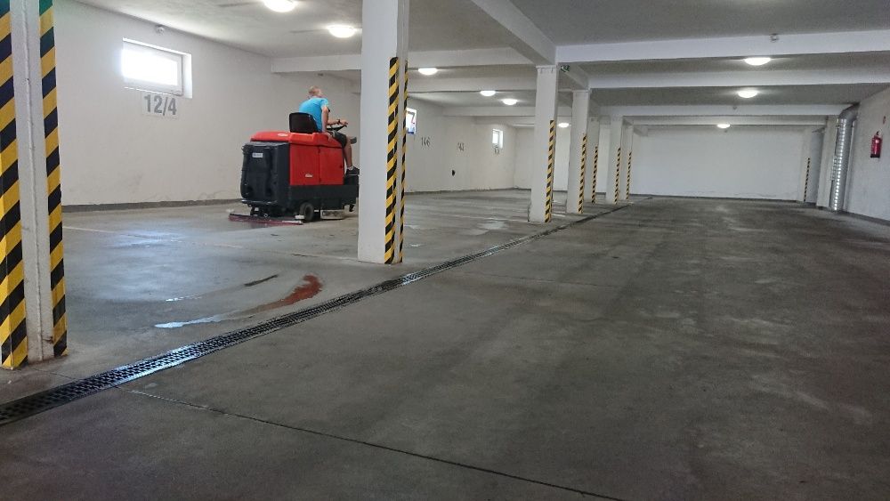 Wynajem maszyn do mycia posadzek