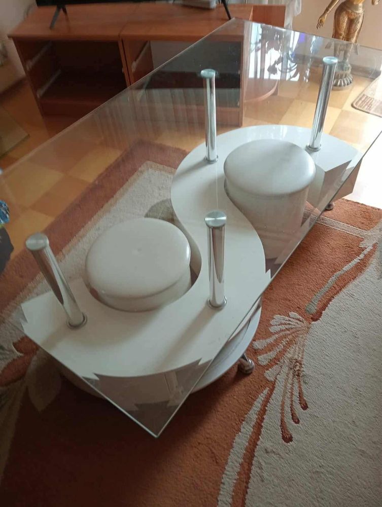 Stolik ze schowkiem i pufami