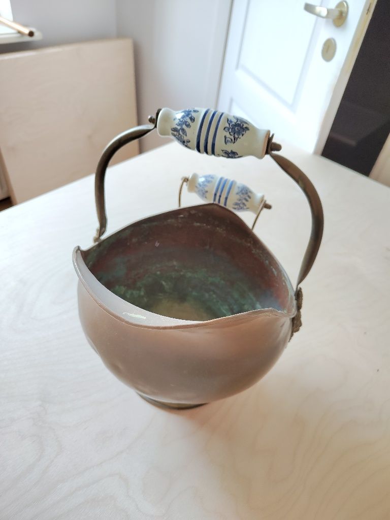 Węglarka miedziano-mosieżna z ceramicznymi uchwytami