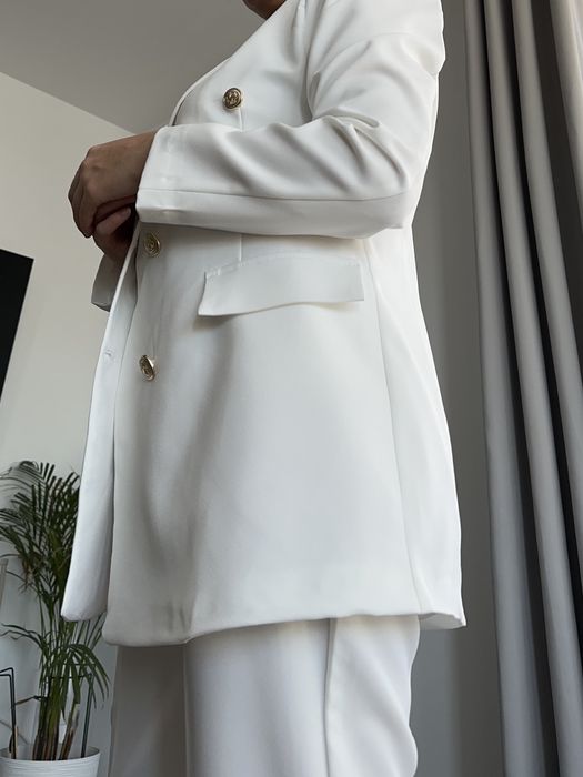 Biały elegancki garnutur M 38