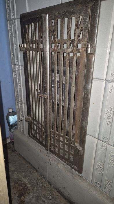 Stary piec kaflowy biały ładny wzór