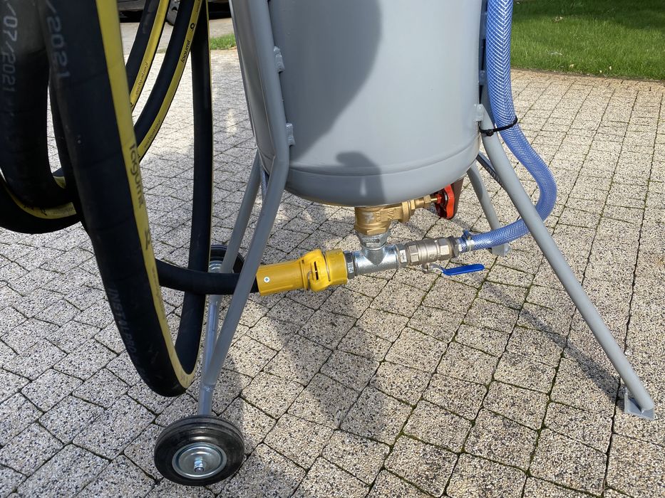 Piaskarka mobilna ciśnieniowa piaskowanie