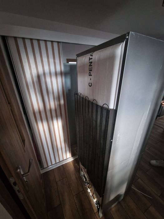 Uszkodzona lodówka Indesit srebrna