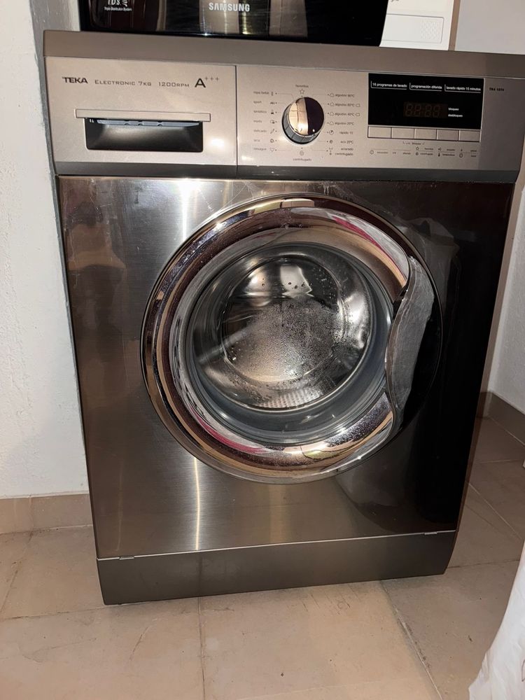 Maquina de lavar roupa cinzenta