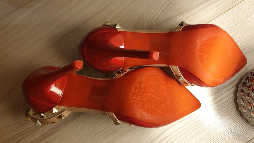 Szpilki czerwone lakierowane z ćwiekami rozmiar 38