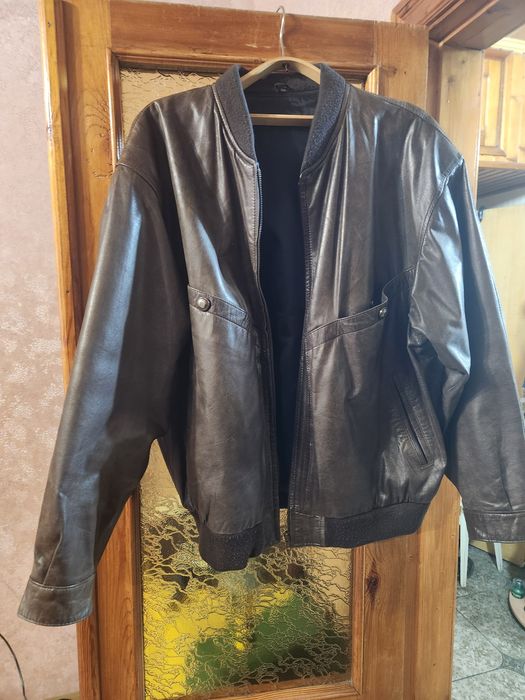 Продам кожаную куртку  большого 56 размера.