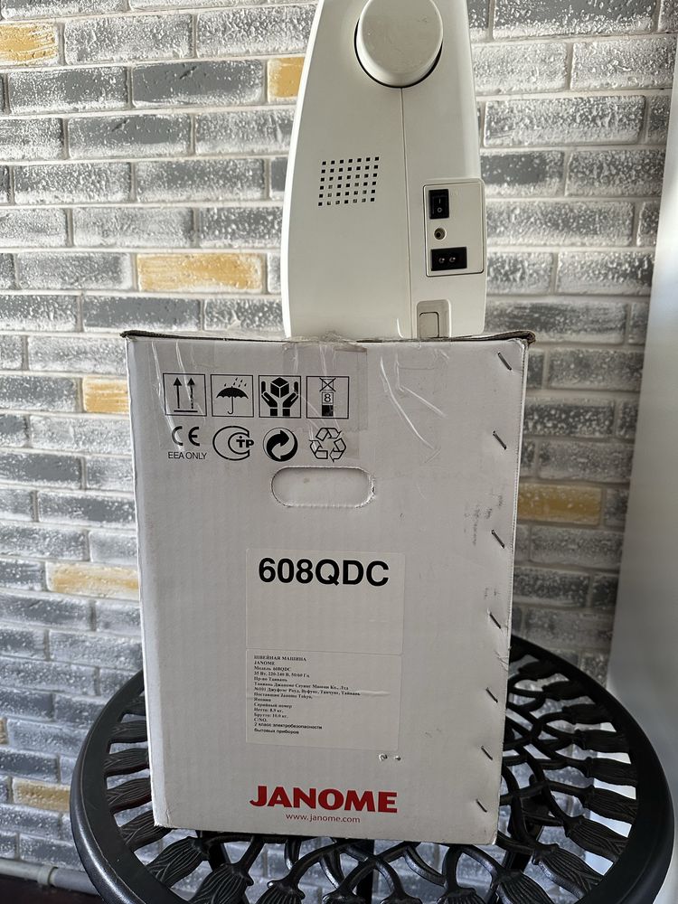 Janome,компʼютерна швейно-вишивальна машина.