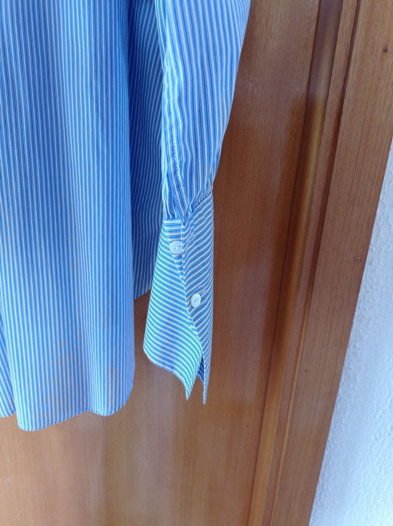 Camisa branca às riscas azuis