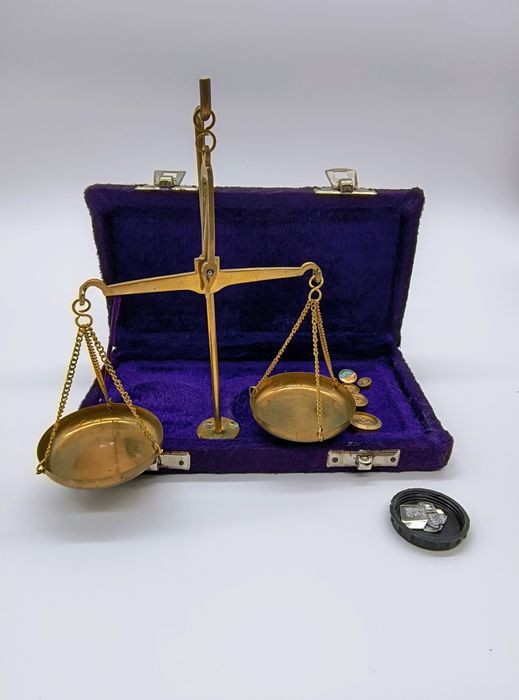 Stara, składana waga jubilerska.