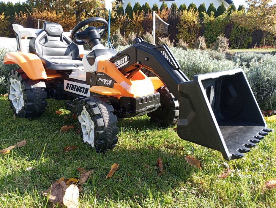 Duży traktor z łychą koparka na akumulator stan BDB