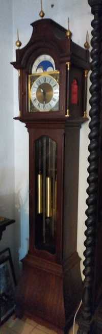 Relógios de pêndulo antigos, com três pesos - caixa alta em madeira