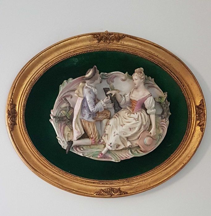 Quadro com cena romântica em biscuit