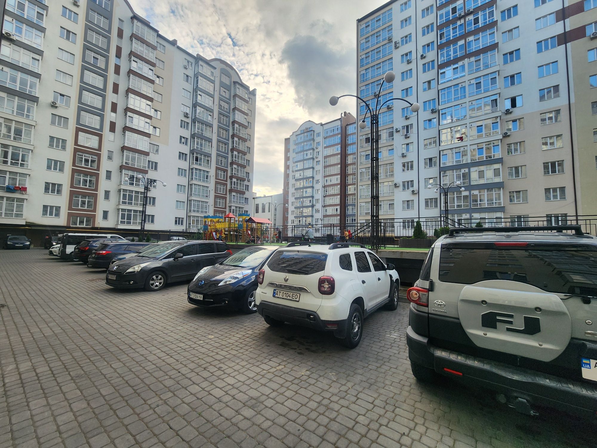 Продам великий гараж вул. Височана 18,
