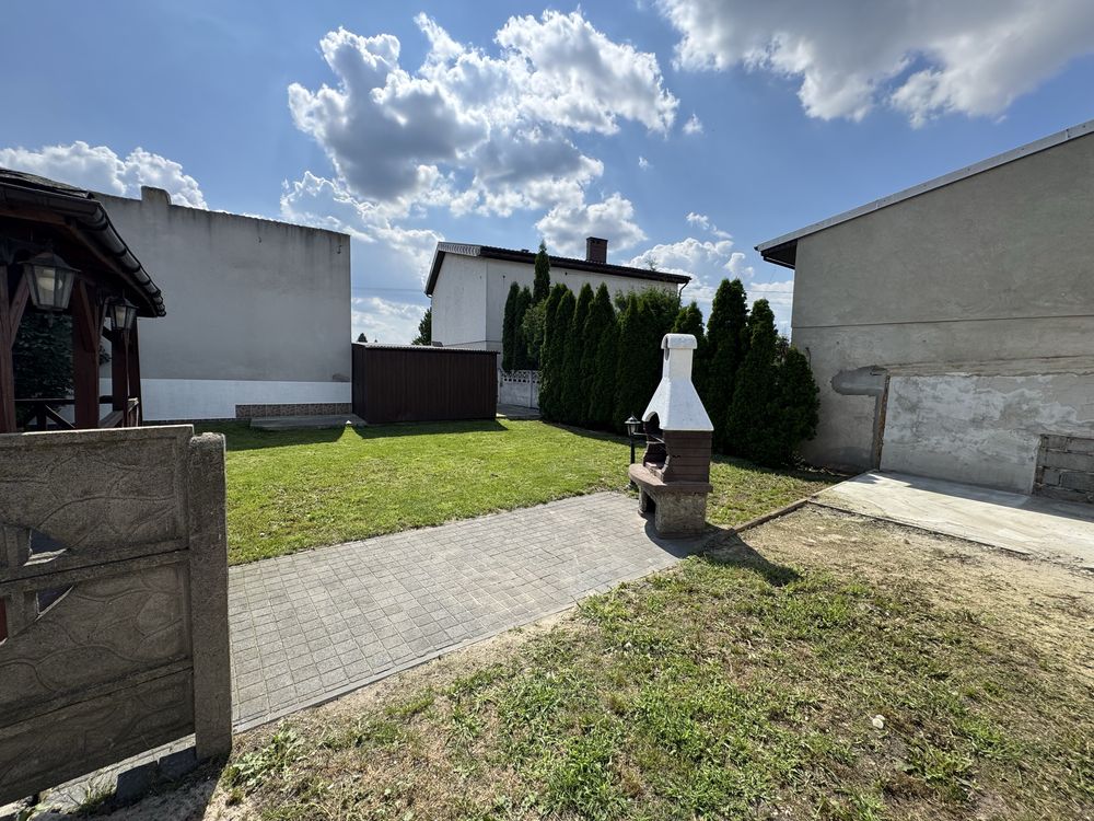 Dom z ogrodem i pomieszczeniami gospodarczymi