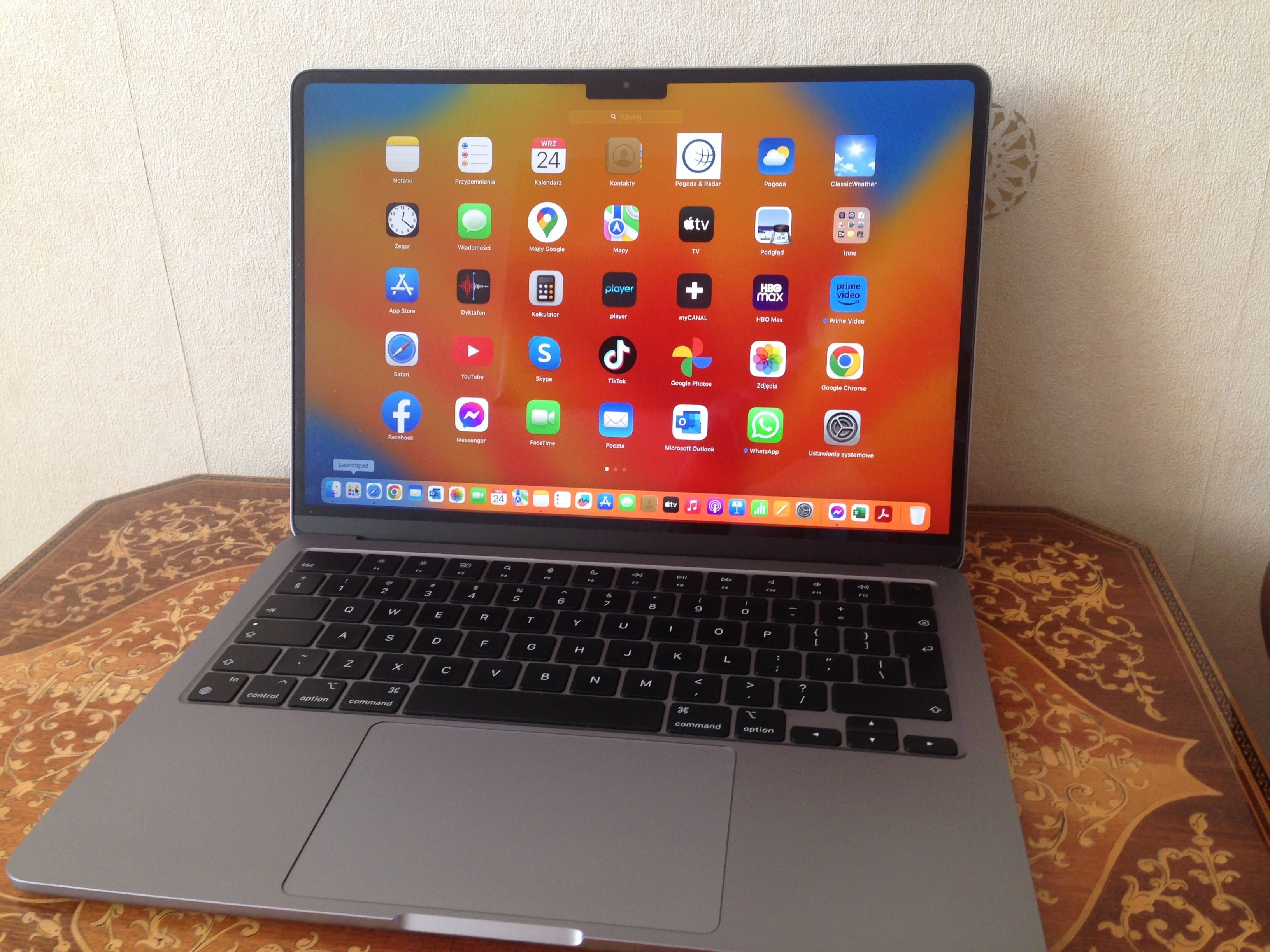 MacBook Air M2 8-rdzeniowe CPU , 10-rdzeniowe GPU 8 GB RAM 512 GB SSD