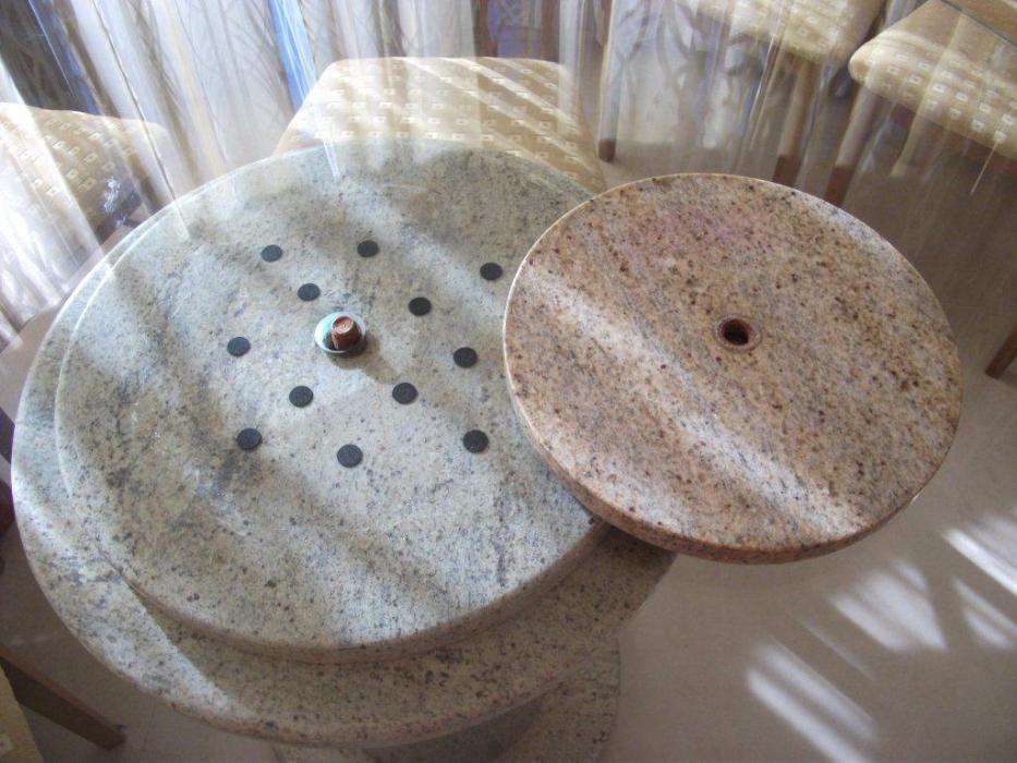 Mesa com tampo em vidro laminado e coluna em granito
