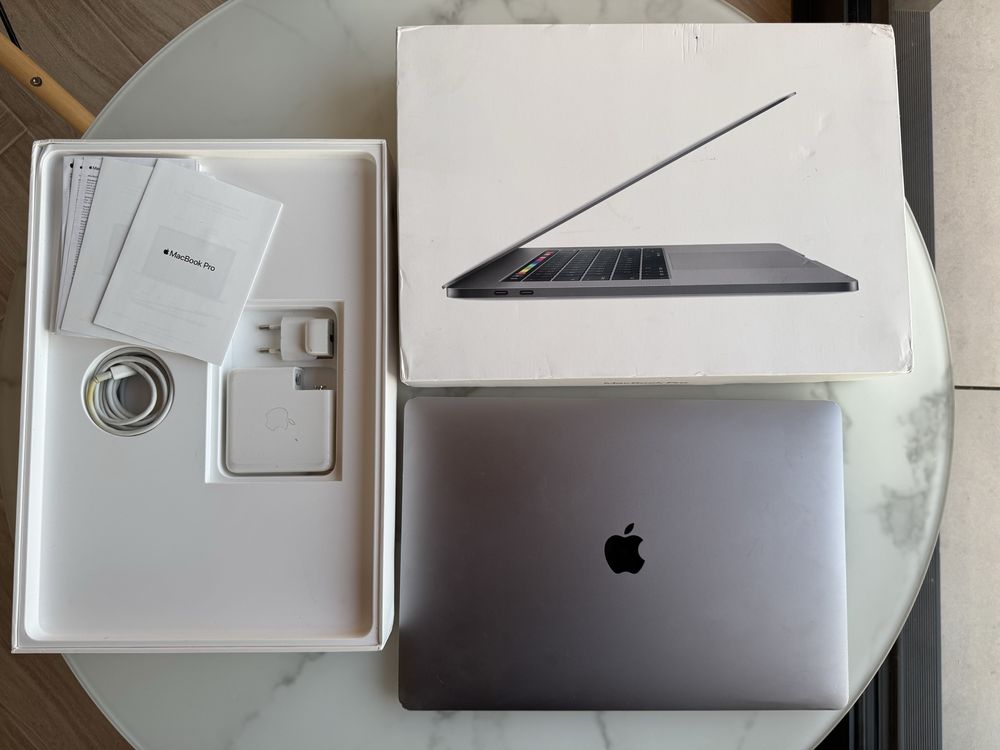 MacBook Pro 15 2019 A1990 Core i7 16 GB RAM 256 SSD