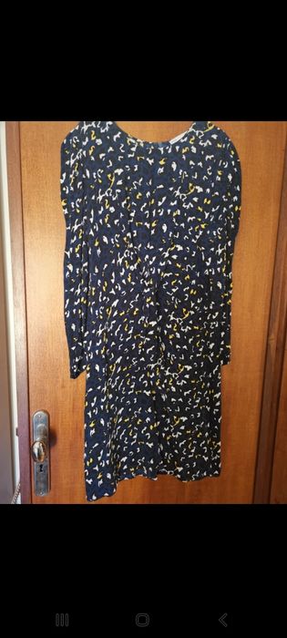 Vestido com fecho nas costas. E laçada a frente