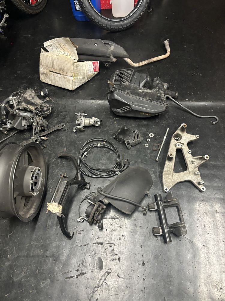Honda Forza 125 restante material mecanico
