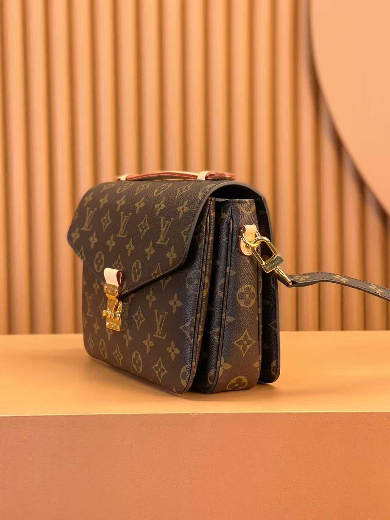 LOUIS VUITTON Pochette Metis