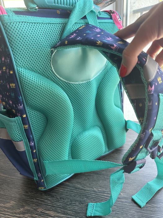 Рюкзак для дівчинки з ортопедичною спинкою