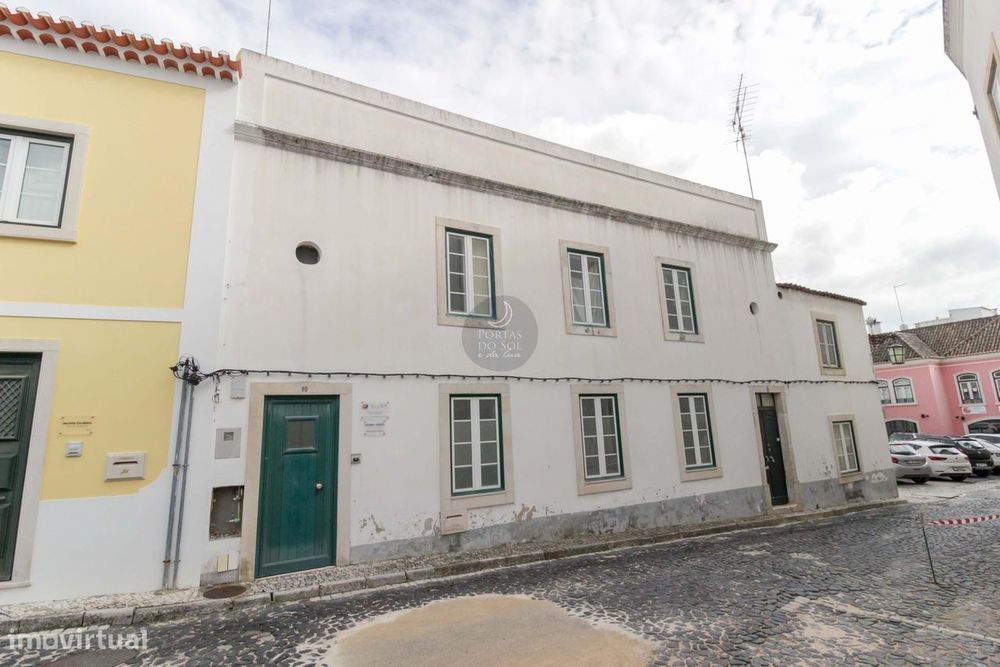 Prédio c/ 306 m2 e 3 portas p/ a rua - c. histórico