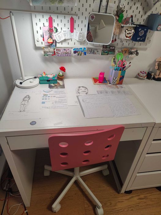 Biurko Ikea Micke biurka wraz z krzesłami