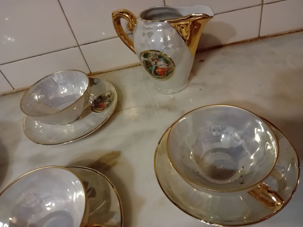 Conjunto de Chávenas e Leiteira em Porcelana CF Viana