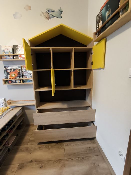 Regał dziecięcy domek żółty daszek jasne drewno szuflady