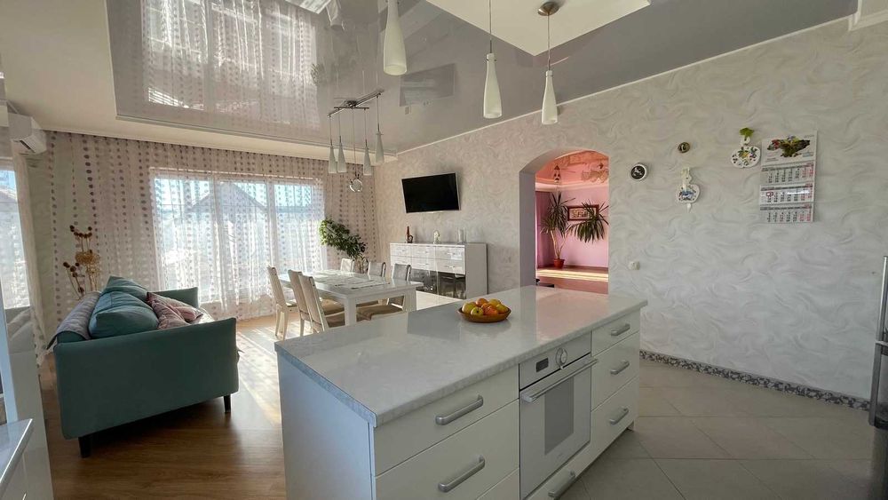 Продається будинок з ділянкою,банею. Зручна локація.