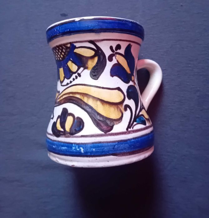 Ceramiczny ręcznie malowany kubek - kufel Korond, z podpisem zdobnika.