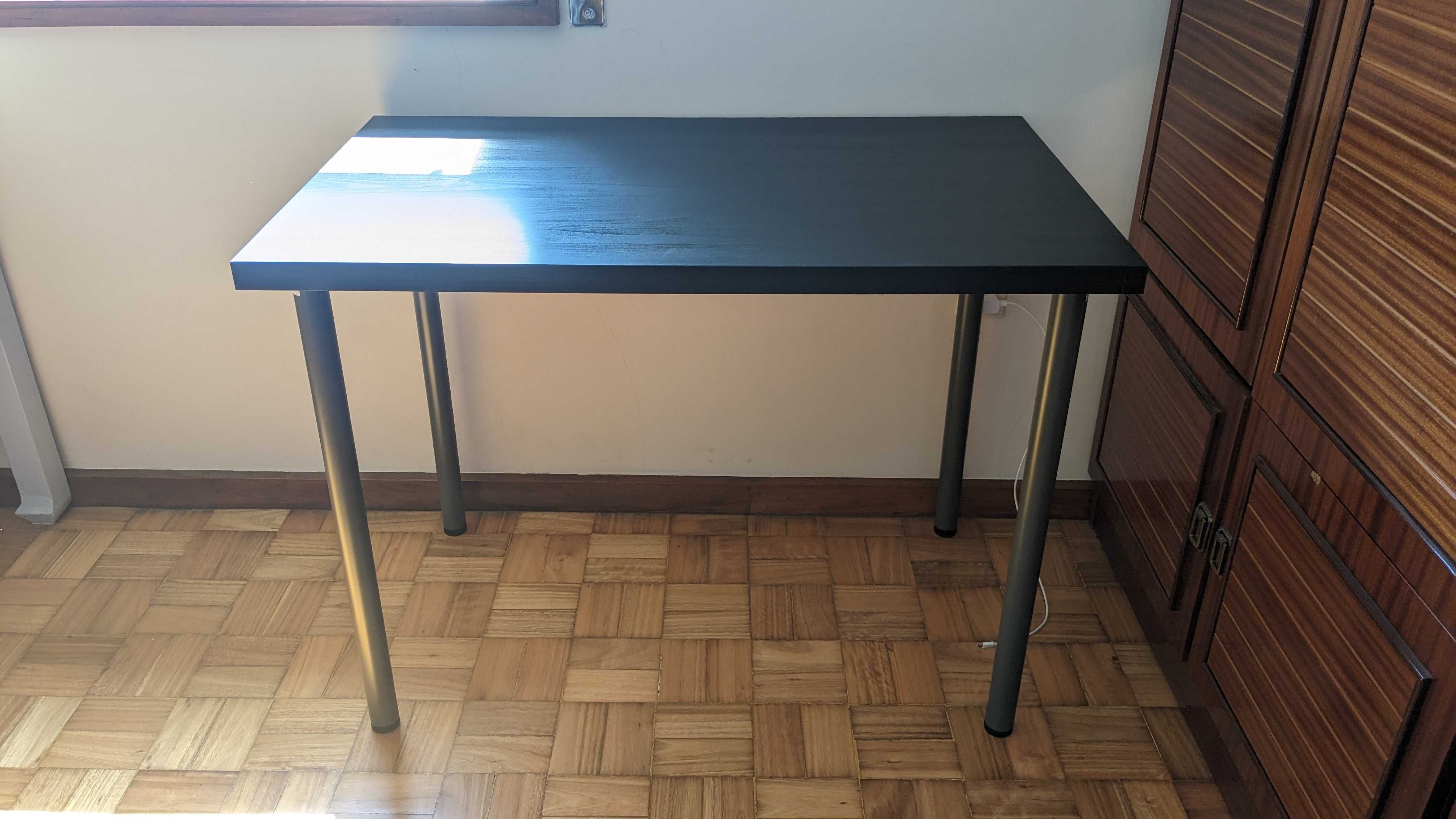 Mesa IKEA como Nova (LINNMON / ADILS)