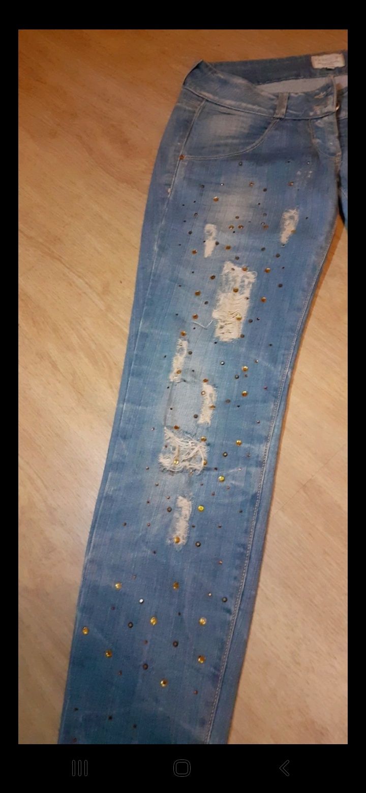 Spodnie jeansowe z przetarciami i cekinami
