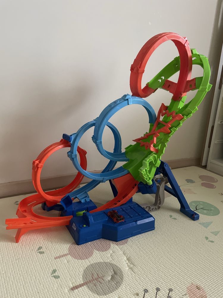 Tor HotWheels poczwórna petla