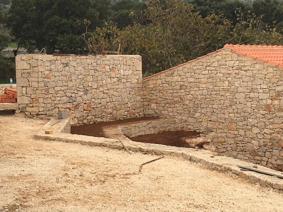 Pedra rustica para muro vidraço São Bento