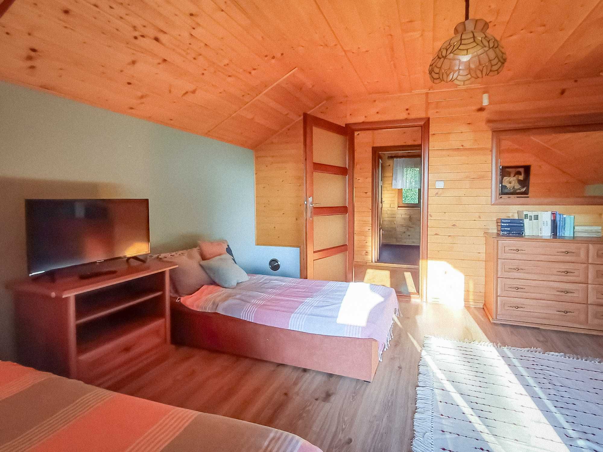Domki letniskowe z kominkiem, jacuzzi i sauną.