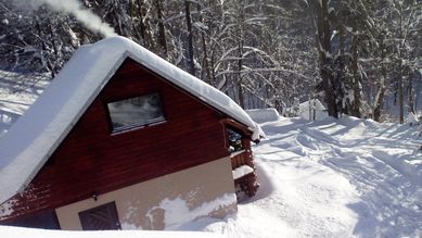 Domek w górach nad wodospadem w lesie sauna weekendy feriie wakacje