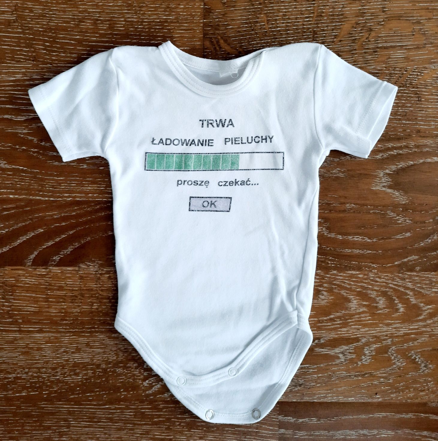 Body z napisem Trwa Ładowanie Pieluchy
