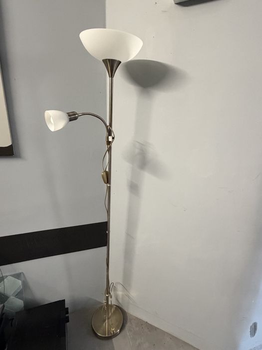 Lampa podłogowa z doświetleniem